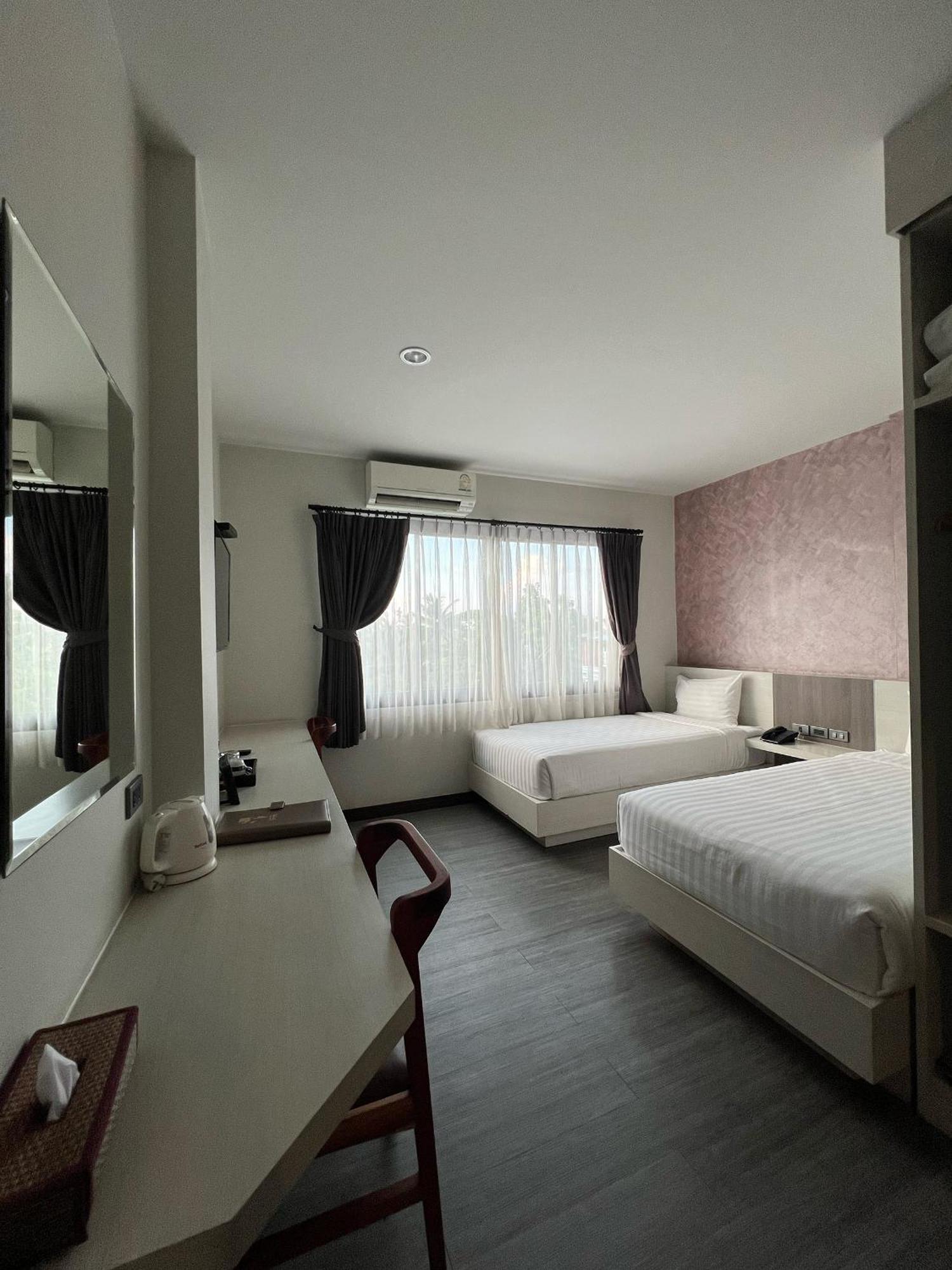 Socool Grand Hotel Nang Rong Exteriör bild